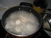 美味的三文鱼头豆腐汤做法图解5)
