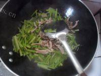 美美厨房之芹菜炒肉做法图解5)