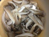 常吃不腻的平菇炒肉做法图解1)