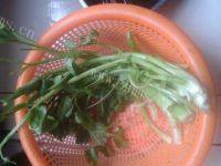 鲜香的芹菜炒木耳做法图解2)