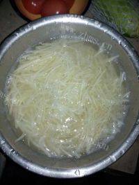 家常菜番茄土豆丝做法图解2)