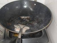 家常菜黑木耳炒肉丝做法图解6)