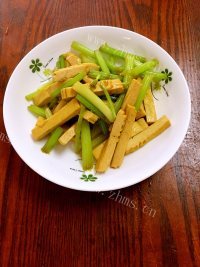 家庭版芹菜炒香干做法图解7)