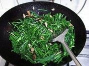 美味的韭菜炒香菇做法图解4)