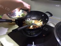 家常菜土豆片回锅肉做法图解4)
