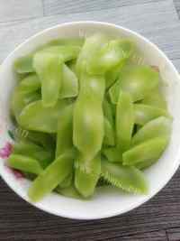 清香的香菇烩莴笋做法图解2)