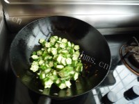 家常菜秋葵炒虾仁做法图解6)