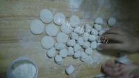 美味的芹菜猪肉饺做法图解4)