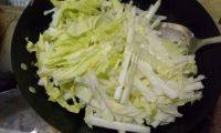 易做的白菜炒肉丝做法图解5)