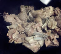冬日的马蹄胡萝卜炖羊排做法图解8)