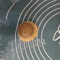 自制蛋黄莲蓉月饼做法图解10)