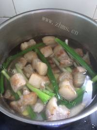 家常菜炖五花肉做法图解9)