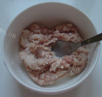 美味的白菜猪肉馅饼做法图解4)