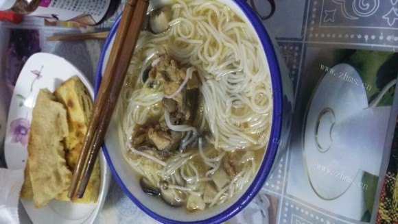珍馐美味的鸡汤米线