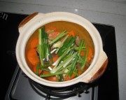 美味的三文鱼头豆腐煲做法图解2)