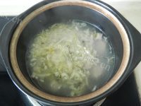 美味的东北酸菜炖羊骨做法图解9)