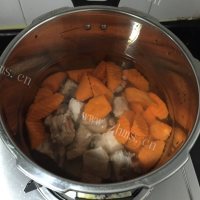 好喝的红萝卜排骨汤做法图解5)