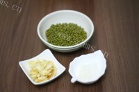 清热解毒的百合绿豆汤做法图解1)