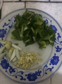香喷喷的茄子炖粉条做法图解2)
