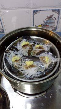 浓香的蒜蓉粉丝蒸带子