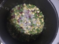 美味的青豆玉米腊肠饭做法图解4)