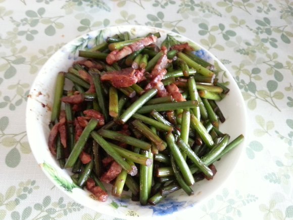 喷香的腊肠炒蒜苔