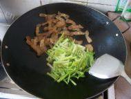 简单版蒜苗炒腊肉做法图解5)