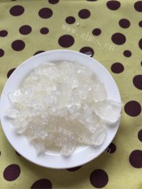 养人的银耳花生红枣羹做法图解4)