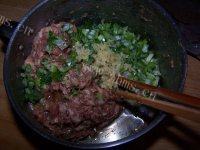 色味俱全的白菜猪肉馅水饺做法图解3)