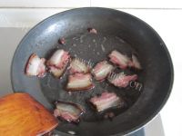 美味可口的豆豉腊肉煸花菜做法图解3)