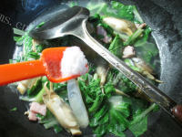 家常咸肉小白菜蛏子汤做法图解6)