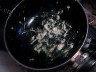 香喷喷的蒜薹炒鸡蛋做法图解5)