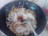 美味的豆芽炒河粉做法图解7)