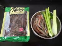 美味的西芹虾仁拌黑豆腐竹做法图解1)