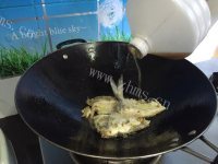 可口的红烧鲳鱼做法图解8)
