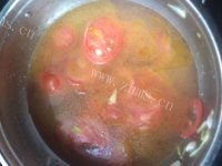 美味的金针菇番茄汤做法图解4)
