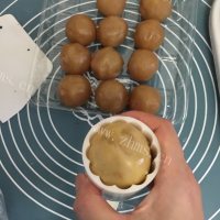 自制蛋黄莲蓉月饼做法图解12)