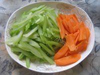 家常菜芹菜胡萝卜炒肉丝做法图解2)