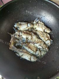 美味的萝卜丝鲫鱼汤做法图解4)