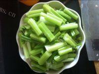 家常菜肉炒芹菜做法图解2)
