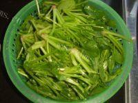 家常菜炒菠菜做法图解2)