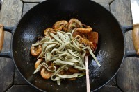 美味的青笋香辣虾做法图解6)
