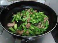 家常菜肉片炒芥兰做法图解7)