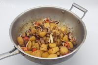 家常菜土豆焖五花肉做法图解5)