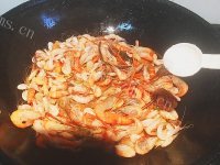美味的油爆河虾做法图解4)