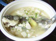 热腾腾的鲫鱼豆腐汤