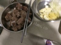 家常菜糖醋排骨做法图解2)