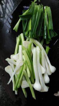 家常菜蒜苗肉丸做法图解2)