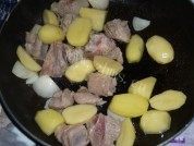 排骨焖土豆做法图解3)