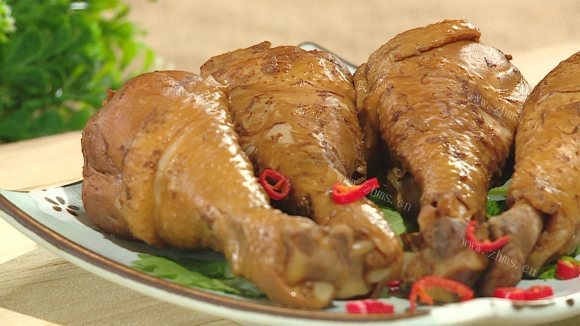 色泽鲜亮的卤鸡腿